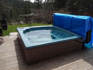 We offer a fantastic soak to relax and look at the stars in our 5-man spa. 