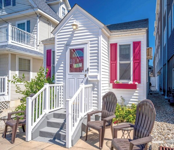 Charming cottage has 2 bedrooms and 1 bath. It features parking behind the home.
