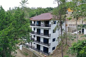 This villa is conveniently located at the top, right at street level, ensuring easy access with no stairs required to enter. This thoughtful design makes it perfect for guests with disabilities or those who prefer a seamless and hassle-free stay.