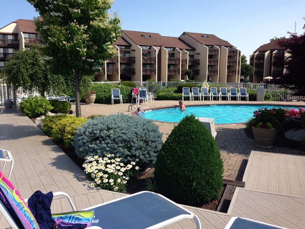 Heated pool/hot tub open Mothers day thru October 1st