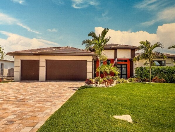 Beautiful facade wof the home.