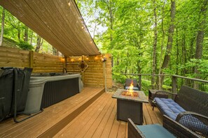 Quaint Deck Patio with Hot Tub and Fire Table