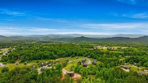 Smoky Mountain Luxury Lodge just minutes from attractions!