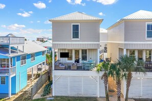 Steps from the beach and cradled by stunning lagoon views—welcome to your coastal haven.
