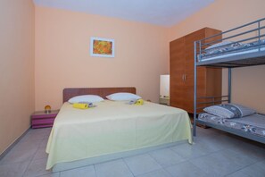 Schlafzimmer 1