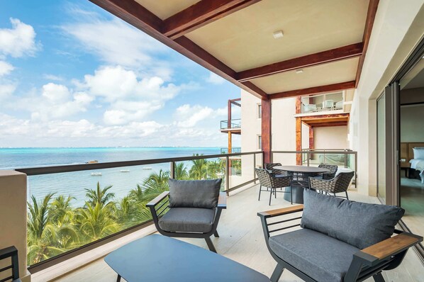 Terraza privada con vista al mar y sillas de exterior 