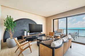 Sala de estar con TV y sillón para 3 personas. Cuenta con AC y vista increible al mar 