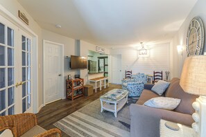 Living Room | Queen Sleeper Sofa | Smart TV | Free WiFi | Central A/C & Heating