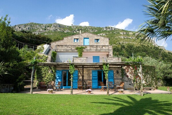 Activities, Amenities, Balcony / Terrace / Patio, Building Exterior, Garden, Main Entrance, Spring, Summer
