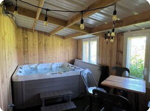 Indoor spa tub