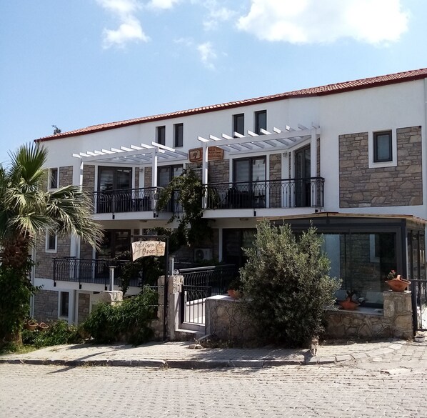 Vista frontal de la propiedad