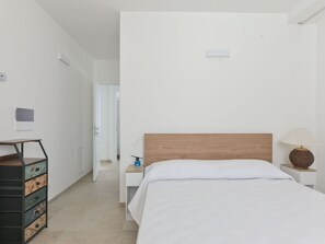 Möbel, Interior Design, Flooring, Wand, Fussboden, Bett, Schlafzimmer, Holz, Decke, Zimmer