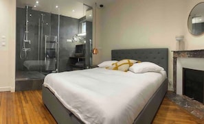 Literie neuve queen size.
Salle de bain ouverte sur la chambre.