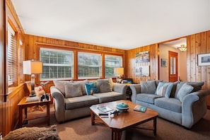 Bailey`s By the Sea Living Room