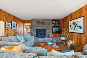 Bailey`s By the Sea Living Room - Please note this fireplace is non-operational