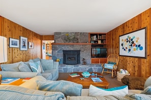 Bailey`s By the Sea Living Room - Please note this fireplace is non-operational