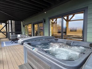 Bearfoot Lodge's bubbling hot tub