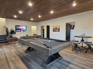 Bearfoot Lodge's pool table room