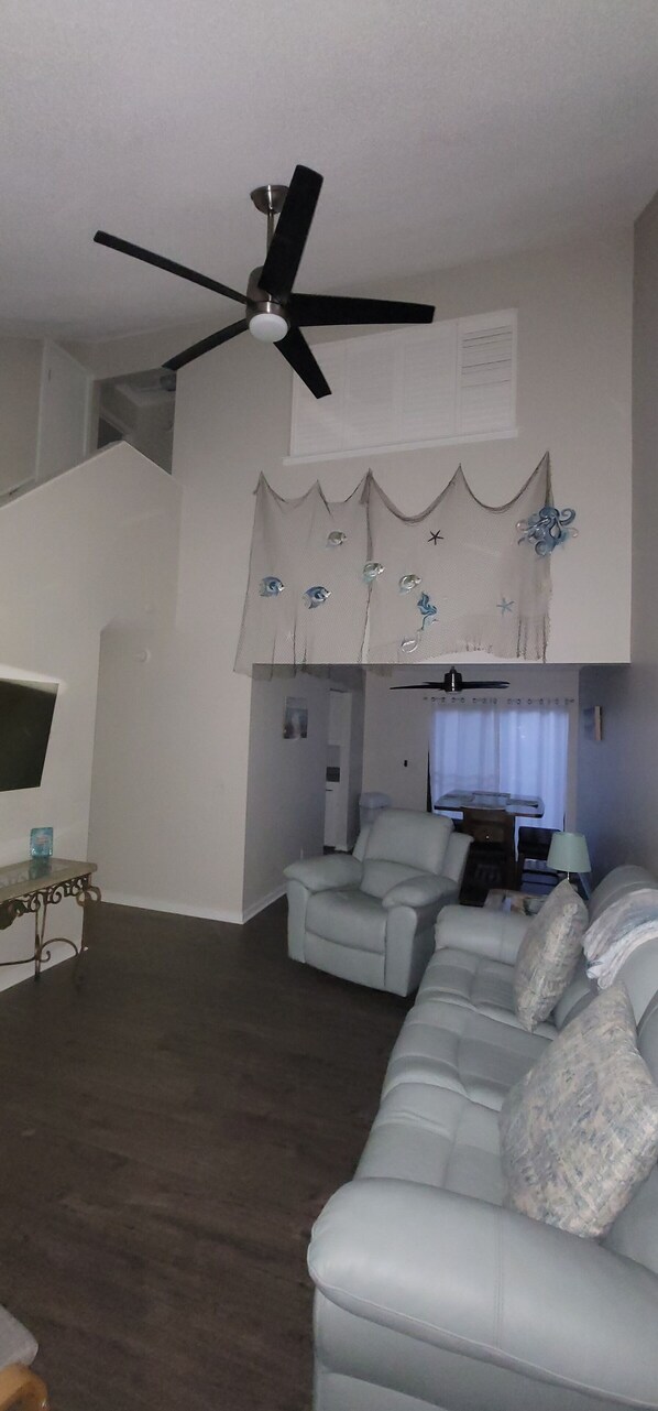 Entryway/Livingroom