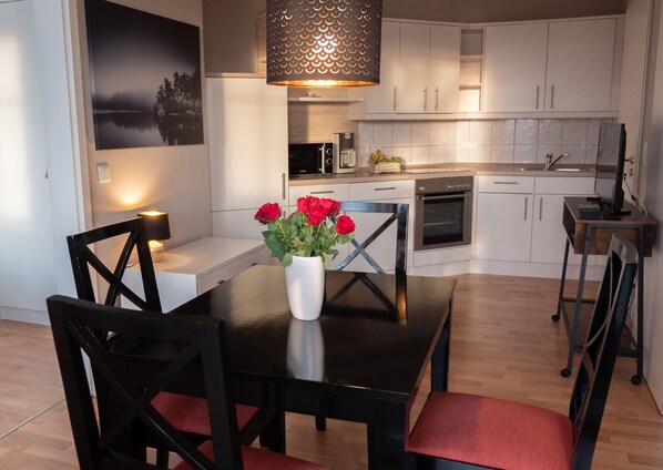 Open-plan kitchen with dining area DAT MITTELSTE 445