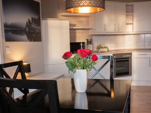 Open-plan kitchen with dining area DAT MITTELSTE 445