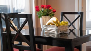 Open-plan kitchen with dining area DAT MITTELSTE 445