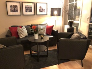 Living room in the evening DAT MITTELSTE 445