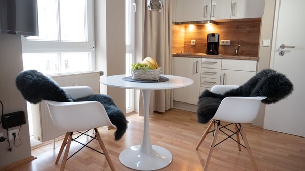Dining table and kitchenette DAT LÜTJE 516