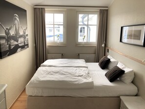 Bedroom 2 Box Spring Bed DAT GROOTE 551