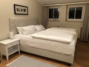 Bedroom 1 Box Spring Bed in DAT GROOTE 551
