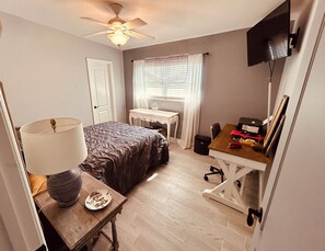 Bedroom queen bed