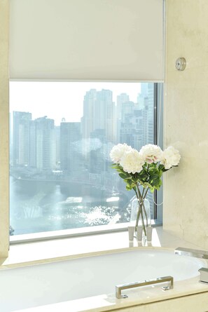 Amazing private views from luxurious deep soaker tub. Bath liquid soap and body wash included.