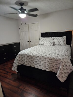 Bedroom 1- Queen Bed
