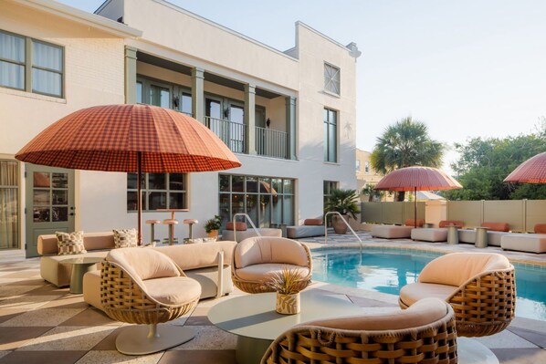 Cozy up in stylish outdoor lounges, perfect for golden-hour conversations and cocktails.