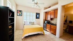 Cozy Casita with queen size bed, Wi-Fi and television