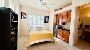 Cozy Casita with queen size bed, Wi-Fi and television