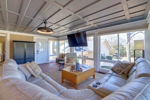 Living Room | Smart TV | Free WiFi | Single-Story Home