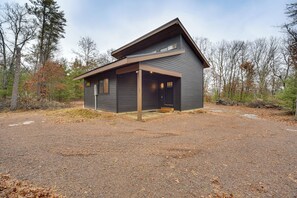 Cabin Exterior | 3-Acre Property