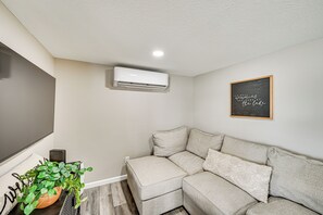 Living Room | Smart TV | Board Games