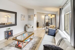 Living Room | Smart TV | Board Games