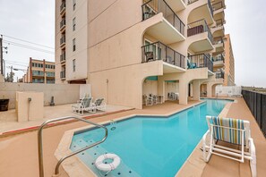 Florence Condominiums | Community Amenities | Pool & Hot Tub