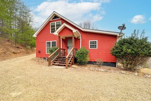 Cabin Exterior | 20 Acres of Land | On-Site Hiking Trails