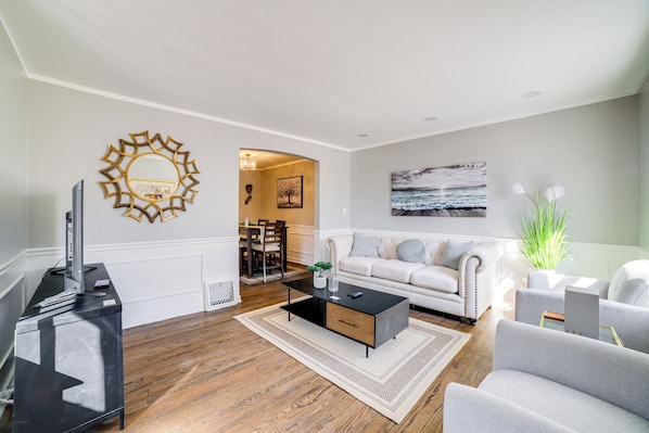 Chicago Vacation Rental | 3BR | 3BA | 1,319 Sq Ft | 4 Steps Required to Enter