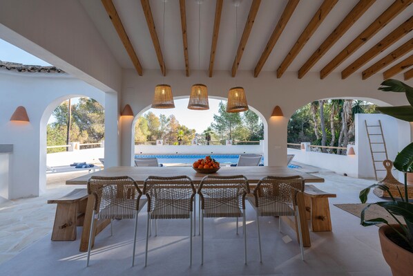 Outdoor dining