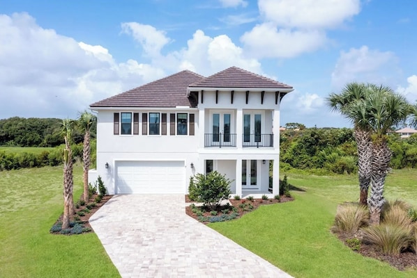 Welcome to your luxury retreat! This stunning 6BR home in Cinnamon Beach offers breathtaking views, spacious design, and resort-style living.