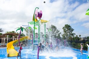 Windsor Hills: Lagoon pool, slides & kids’ splash zone near Disney World!