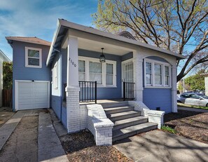 3bed/2br bungalow-1-2 miles from Golden 1 center, the river, Old Sac and more. 