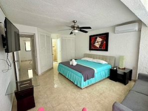 Main room - King size bed