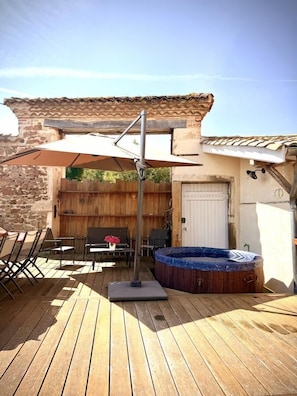 Le Gßte d'Antoine - 11 personnes à Saint Etienne des OulliÚres dans le Beaujolais - RhÎne : le coin détente et relaxation comprenant terrasse et SPA.