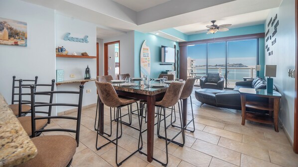 The raised dining table sets the casual style of Cristal 803.